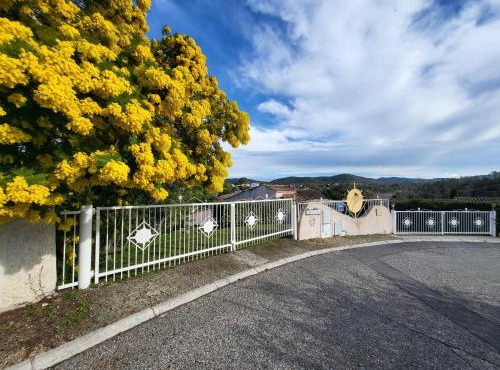 15mn de Cannes, Villa la Soleiade , Gites , type T2, clim, piscine, parking au Lac de Saint-Cassien VAR