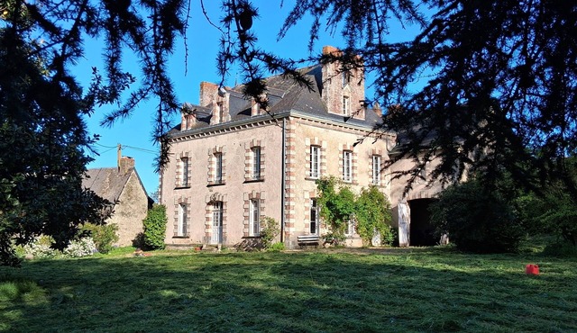 15th and 19th century Chateau on 10ha in the countryside
