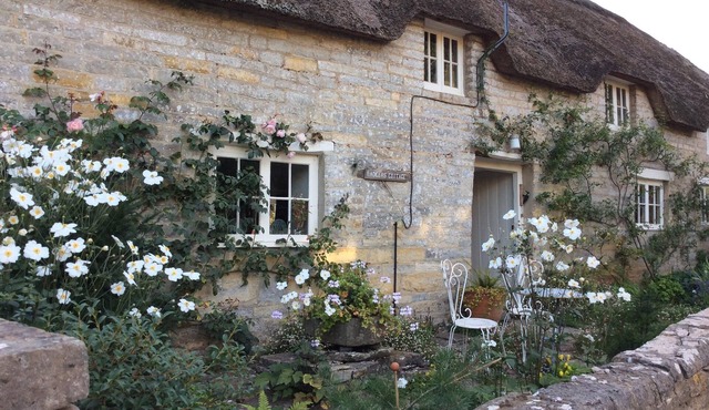 15th century 3 bedroom cottage & delightful garden