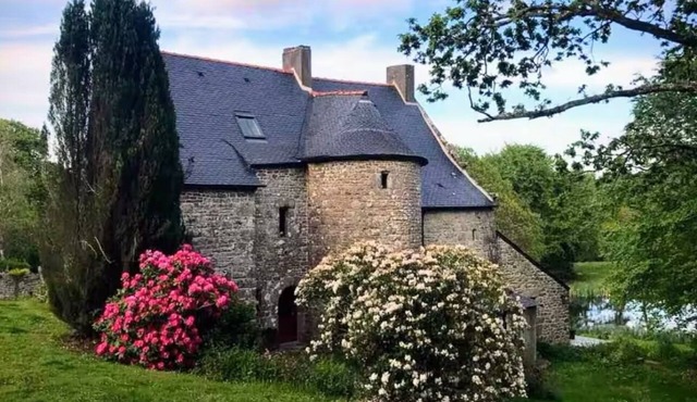 15th century Breton manor house - 4 bedrooms - 3 bathrooms - Wifi - sleeps 8