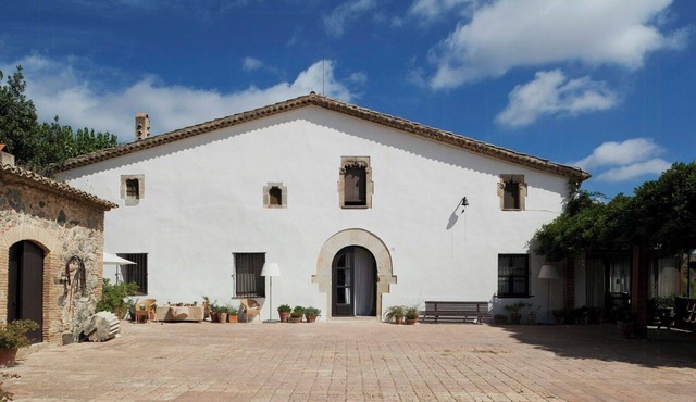 15th-century farmhouse with pool near Barcelona