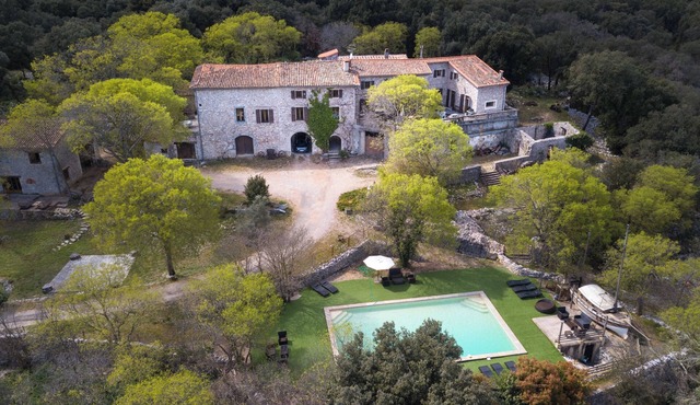 15th-century gîtes with large swimming pool in the Gorges de l'Hérault