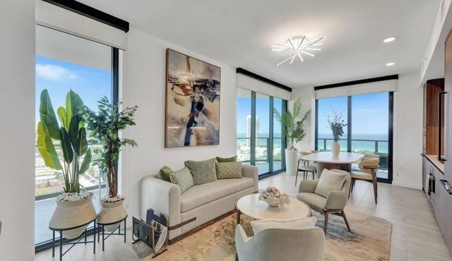15th Floor Luxury 4-Bedroom Condo w/Ocean Views by the Beach