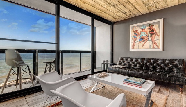 15th-floor oceanfront condo with pool, central AC & beach access