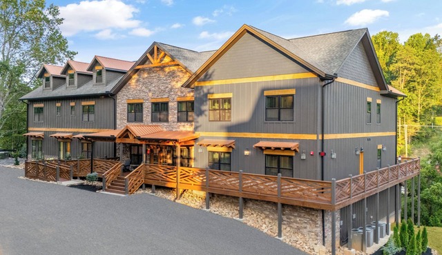 16 Bed - Luxury and LOADED! In the Heart of the Smokies!