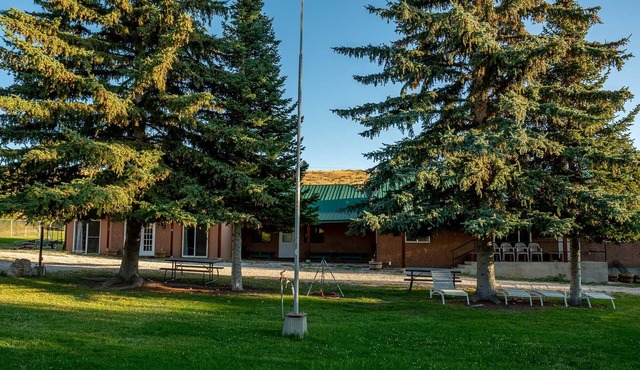 16 Bedroom stream-side Lodge on 3 acres, 3-night min Summer & Holidays-sleeps 60