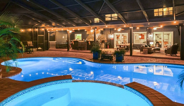 16 beds, 5BA, 2 Acres, Salt POOL, Spa