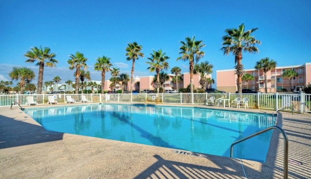 16 Condos, Sleeps 108 w/Pools, Beach Access & Boardwalk | Island Retreat