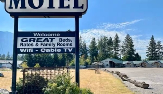 #16 FAMILY SUITE , 3 BEDS with WiFi, and AC in Columbia Falls, 20 mi to GNP