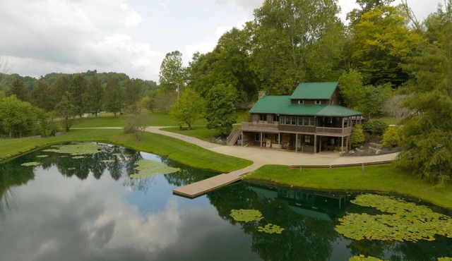 16 Guests | Ponds | Hot Tub | Game Room | Trails in Sarahsville