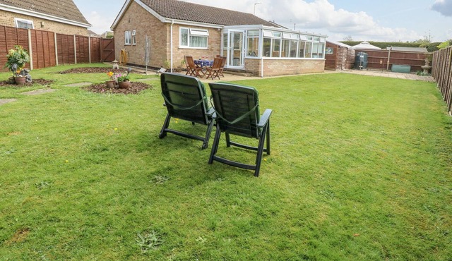 16 HERON GARDENS, pet friendly, with a garden in Stalham