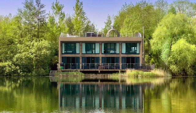 16 Huntsman Lake, Lakes by Yoo, 4 bed/sleeps 8 +3 kids, roof top/Spa/pool
