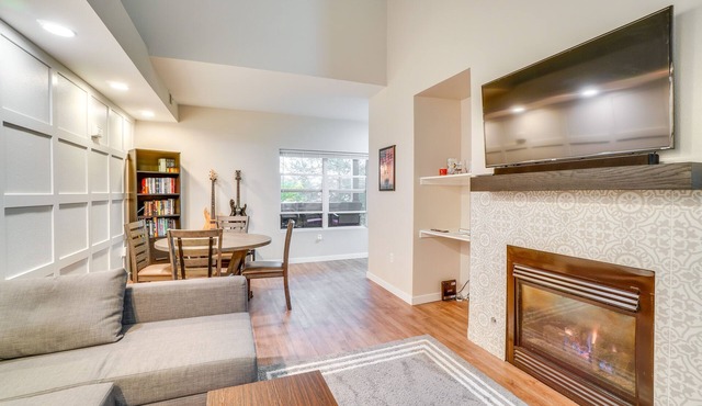 16 Mi to DIA: Townhome w/Fireplace in Aurora