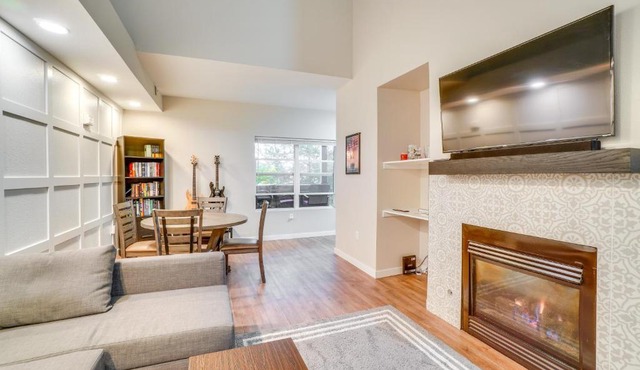 16 Mi to DIA Townhome with Fireplace in Aurora