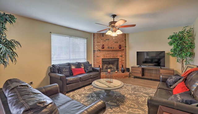 16 Mi to Dtwn Dallas: Spacious Home w/Yard!