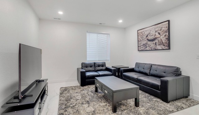 16 Mi to Dtwn Denver: Modern Apt w/Patio