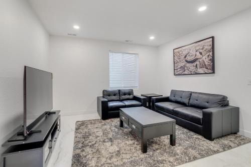 16 Mi to Dtwn Denver: Modern Apt w/Patio