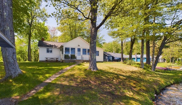 16 Mile Lake Getaway-Lakefront with Water Toys & Family Time Around a Fire