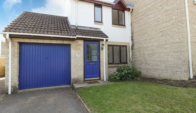16 MYTHERN MEADOW, pet friendly, with a garden in Bradford-On-Avon