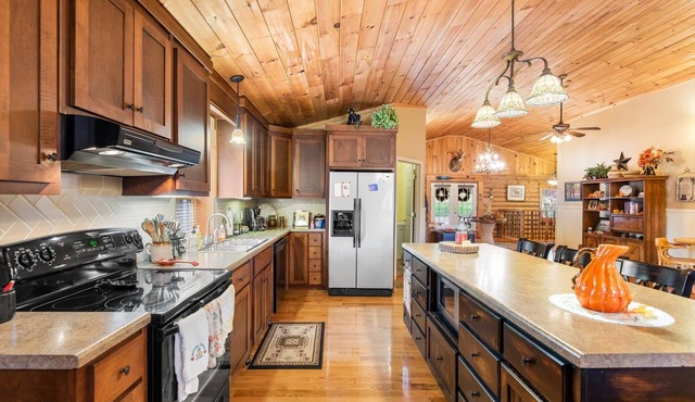 16 Person sewing/craft retreat near Hiwassee River