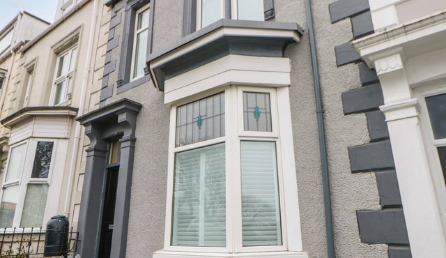 16 SEAFIELD TERRACE, pet friendly, with hot tub in South Shields