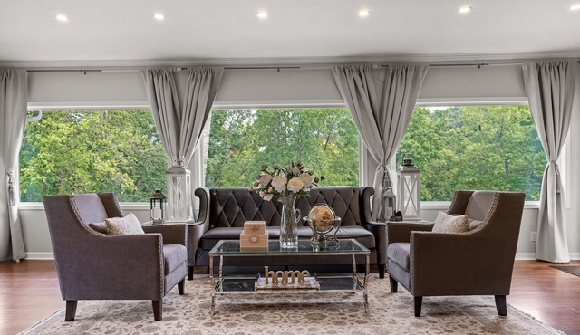 16+Wayzata home! Central, Comfortable, Peaceful.