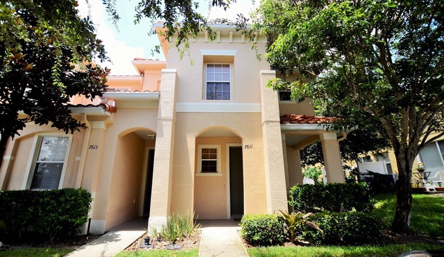 1600 sqft 3BR/3BA Townhome.1.5 M to Disney and one minute from Walmart