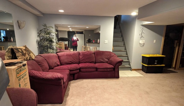 1600 square foot studio in lovely Seven Hills. Offers great amenities