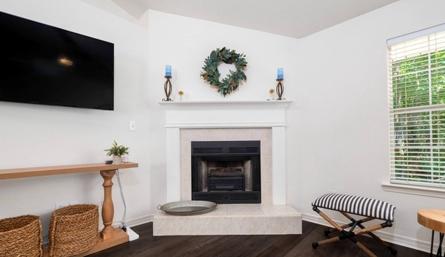 +1600sf Quiet with Parking Stocked Kitchen Workspace
