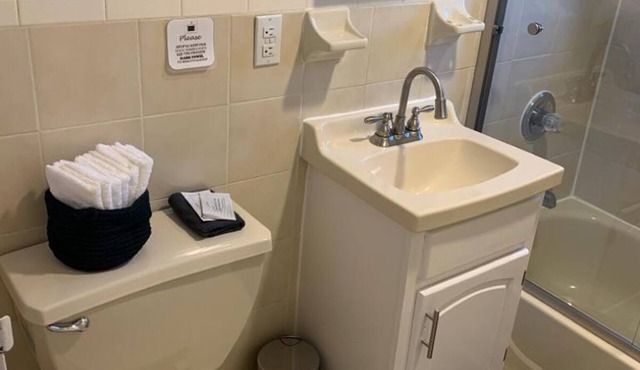 1631 2H · Adorable 2bed Apt/20min to NYC-Parking Avail .