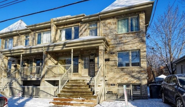 #168 Spacious, Bright APT with Backyard & Parking