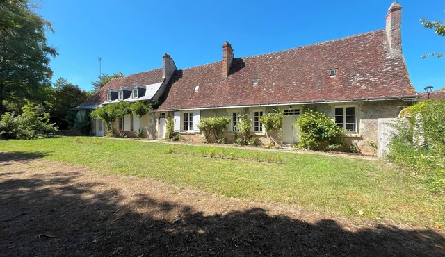 16th century priory, sleeps 11, large enclosed garden, near the Loire chateaux