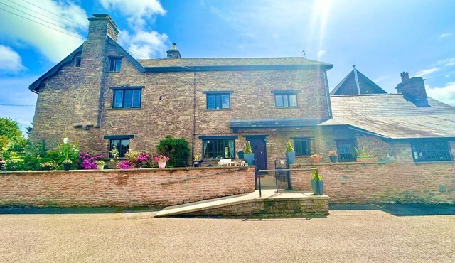 16th Cent,6 bed house,15 People