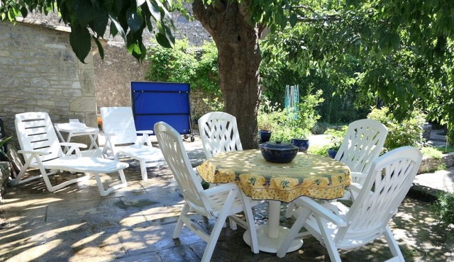 16th century farmhouse with swimming pool for 8 people