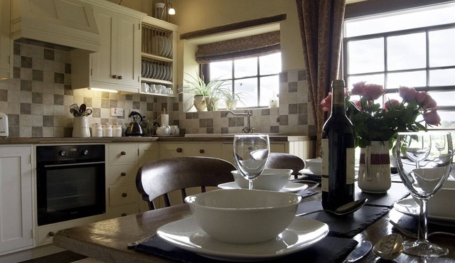 16th Century historical farmhouse, Sleeps 6 in 3 bedrooms, oak panelled lounge