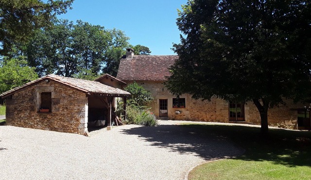 16th century Périgourdine stone house, large covered outdoor space, wifi