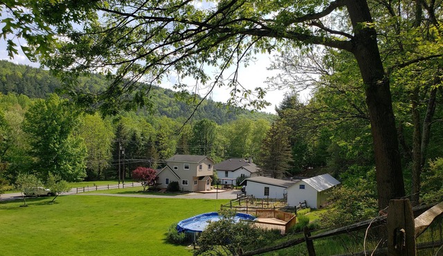 17 Acres of Rustic River Villa - Ski and FlyFishing Heaven for 22 Guests