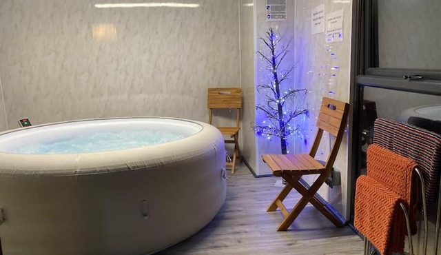 17 Cheerful 2 bed bungalow, hot tub/gym/pool table