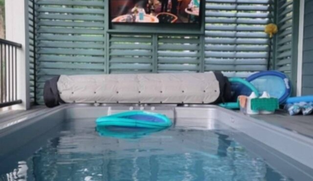 17 ft Swim Spa, hot tub, pool table, kayaks, 3 kitchens, wifi