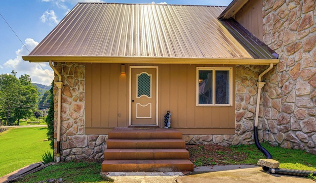 17 Mi to Coal Canyon Trail: Scenic Mtn-View Apt!