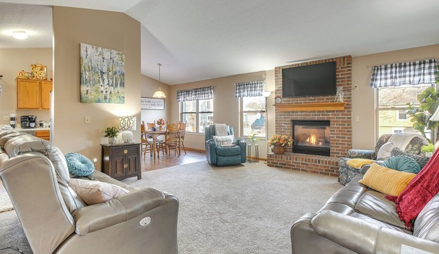 17 Mi to Columbus: Pickerington Home w/Fire Pit!