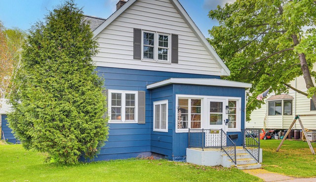 17 Mi to Porkies: Getaway Steps to Beach & Main St