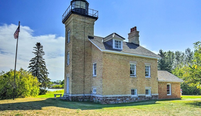 17 Mi to Porkies: Getaway Steps to Beach & Main St