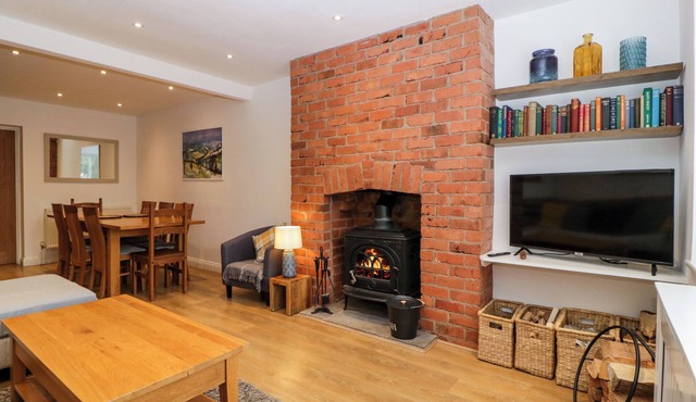 17 SANDS CLOSE, pet friendly, with open fire in Broadway