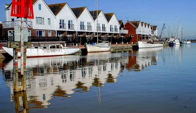 17 THE BOATHOUSE, character holiday cottage, with a garden in Rye