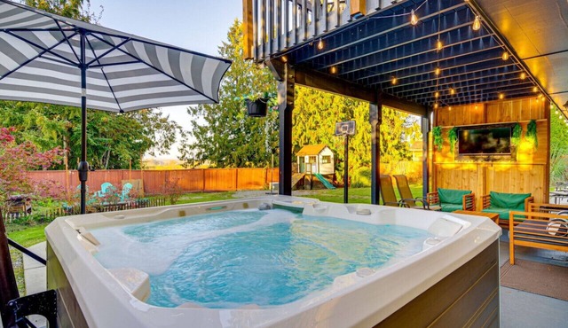 170) Massive 4 bedroom with Hot Tub!