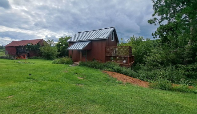 170 Year old countryside cottage with deck - Location near Devil's Lake