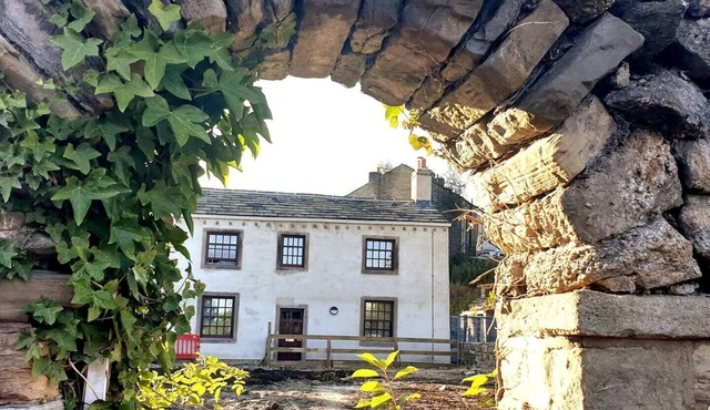 1700s Canalside Cottage Sleeps up to 12 Guests