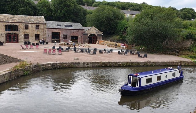 1700s Canalside Cottage Sleeps up to 12 Guests