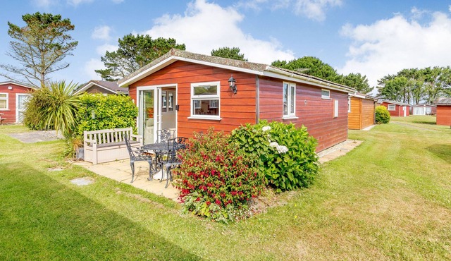 172 ATLANTIC BAYS, family friendly, with a garden in St Merryn